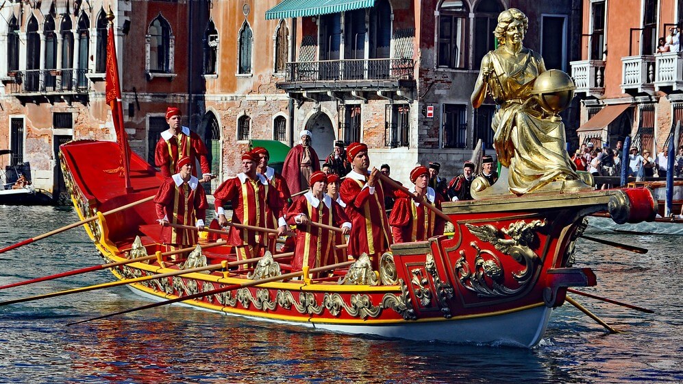 Una barca tradizionale che partecipa alla regata storica lungo gli iconici canali di Venezia.