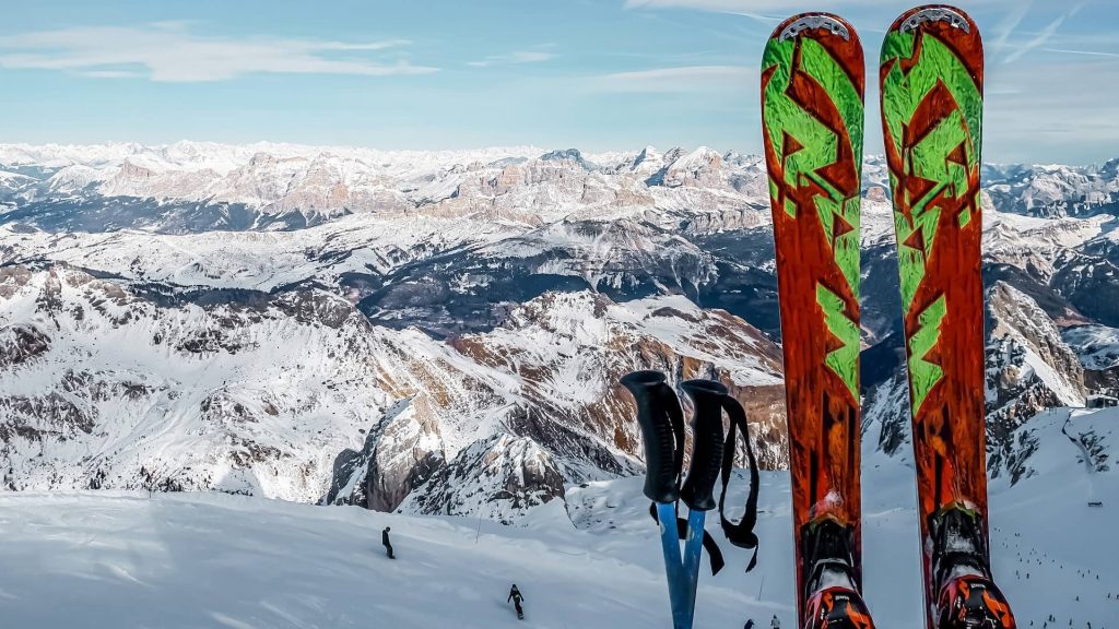 Una vista mozzafiato delle Alpi italiane con sciatori che si godono le piste innevate.